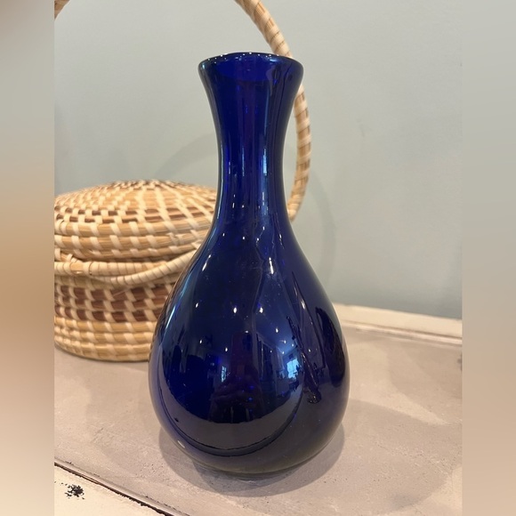 HAND BLOWN 8” COBALT BLUE VASE - Picture 2 of 6